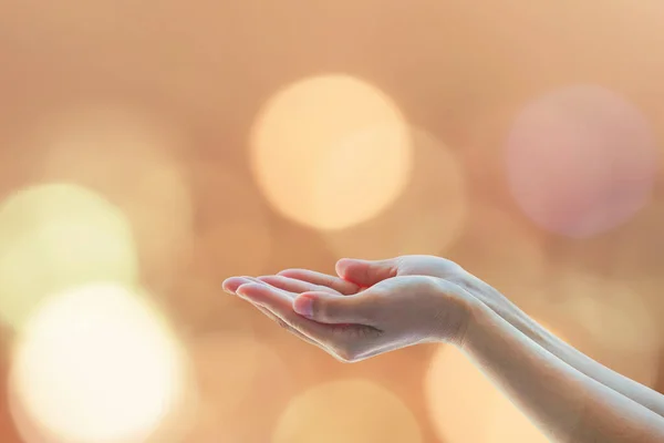 Helig Ande Vecka Världsreligionens Dag Koncept Med Kvinnor Bönens Händer — Stockfoto