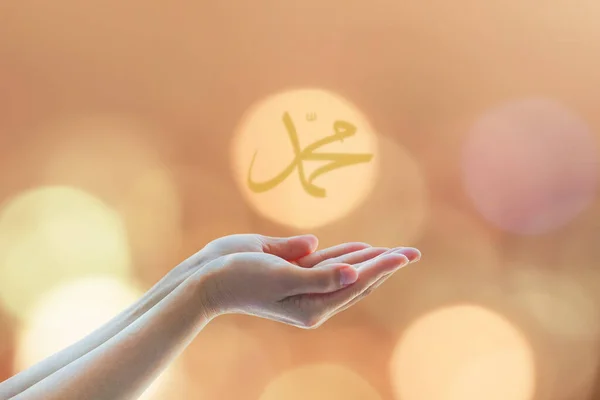 神聖な精神の週 平和のために祈る女性の手で世界宗教の日の概念 — ストック写真
