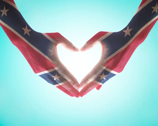 Wzór Flagi Confederate Memorial Day Ludziach Serca Ręce Tle Niebieskiego — Zdjęcie stockowe