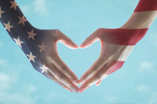 Amerika Flaggenmuster Auf Den Händen Der Menschen Herzform Auf Blauem — Stockfoto