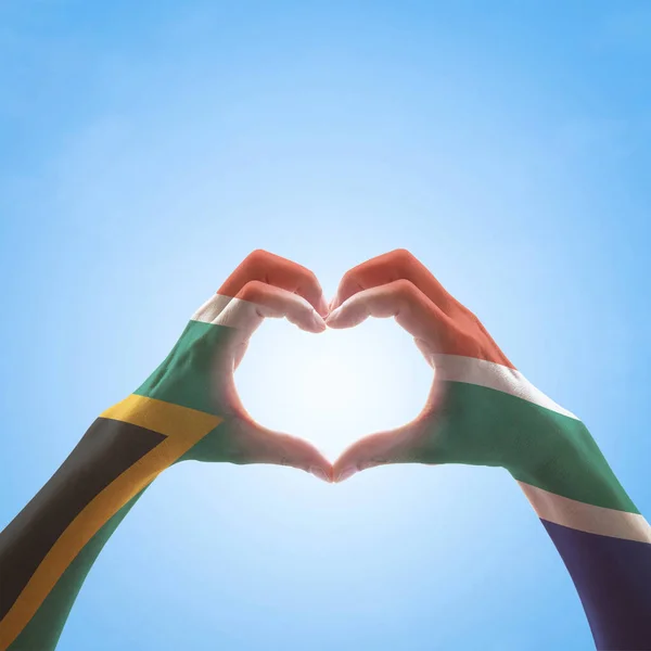 Прапор Південної Африки Руках Формі Серця Ізольований Синьому Тлі Неба — стокове фото
