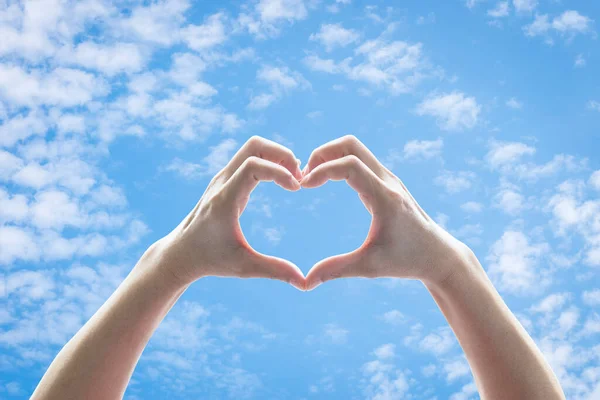 心の形をした女性の手は 世界の優しさの日のための雲と青空に対して上昇し 慈善寄付 友情とバレンタインの愛の概念 — ストック写真