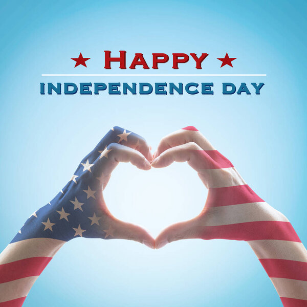 С Днем независимости 4 июля с рисунком флага Национальной Америки на руках людей в форме сердца
