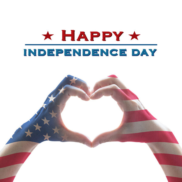 С Днем независимости 4 июля с рисунком флага Национальной Америки на руках людей в форме сердца