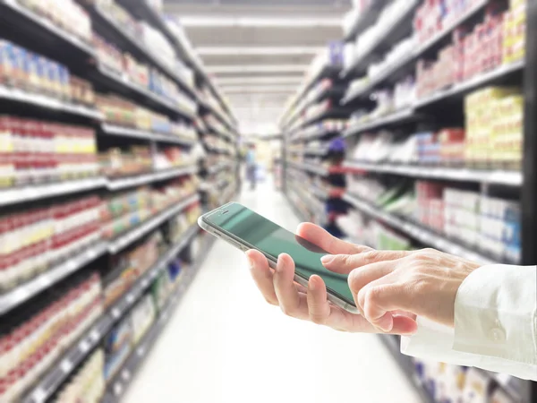 Digitális Életmód Üzletember Vagy Vásárló Mobiltelefonnal Kiskereskedelmi Vásárlás Szupermarketben — Stock Fotó