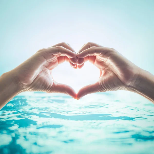 Mãos Forma Coração Amor Para Amizade Economia Água Oceano Conceito — Fotografia de Stock