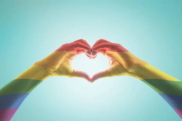 Modèle Drapeau Lgbt Sur Les Mains Des Gens Forme Cœur — Photo