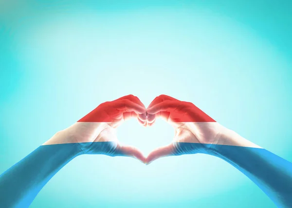 Luksemburska Flaga Wzór Ludzi Serca Kształt Rąk Odizolowanych Niebieskim Niebie — Zdjęcie stockowe