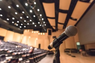 Hoparlörün mikrofonu bulanık oditoryum konser salonu arka planında veya eğitim amaçlı iş konferansında seminer toplantı odasında bulanıklaştı 