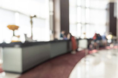 Otel, restoran ya da apartman resepsiyonunun resepsiyonunda turist konuğu ya da müşteri kontrolünde çalışan personelle birlikte resepsiyon masasının geçmişi bulanıklaşır.