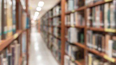 Okul kütüphanesi eğitimi, öğrencilerin ve öğretmenlerin akademik eğitim veri öğrenme merkezi için, sınıf koridorundaki veya çalışma odasındaki kitapların bulanık görünümlü arkaplan 
