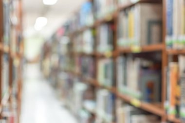 Okul kütüphanesi ya da çalışma odası, eğitim geçmişi bulanık ve sınıf koridorundaki kitapların bulanık görünümü öğrenciler ve öğretmenler için akademik eğitim veri öğrenme merkezi 