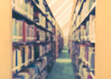 Okul kütüphanesi ya da öğrenim odası, eğitim iç arkaplanı bulanık ve öğrenciler ve öğretmenler için akademik eğitim veri öğrenme merkezi koridorundaki kitaplıkların bulanık görünümlü görünümü 