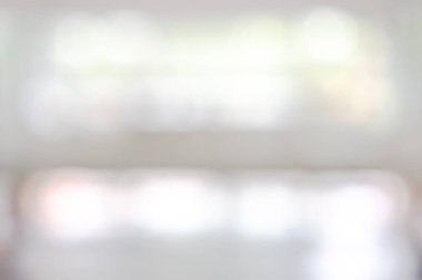 Ofis lobisinin arka planı bulanık ya da bulanık okul koridoru koridoru iç görünümü boş koridor girişi, cam perde duvarı ve dış aydınlatmalı zemin