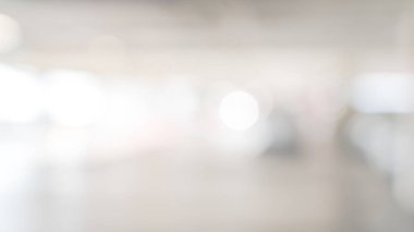 Otomotiv aracı ve araba sigortası konsepti için bulanık bir iç mekan ve parlak ışıklandırma aydınlatma aydınlatma bokeh ile park garajı bulanık arka plan
