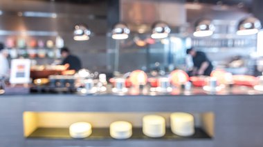 Otel restoranındaki büfe. Geçmişi bulanık. Açık mutfak tezgahı, yemek servisi servisi, kahvaltı, öğle yemeği veya akşam yemeği için aşçı kadrosu. 