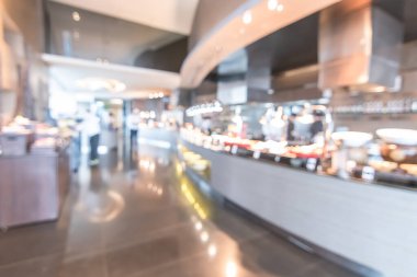 Otel restoranındaki büfe. Geçmişi bulanık. Açık mutfak tezgahı, yemek servisi servisi, kahvaltı, öğle yemeği veya akşam yemeği için aşçı kadrosu. 