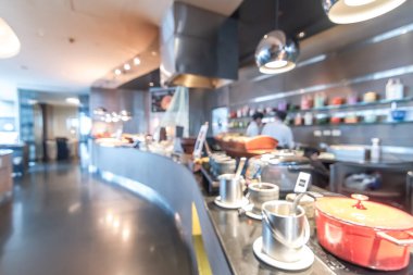 Otel restoranındaki büfe. Geçmişi bulanık. Açık mutfak tezgahı, yemek servisi servisi, kahvaltı, öğle yemeği veya akşam yemeği için aşçı kadrosu. 