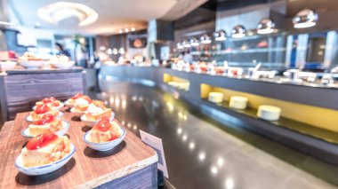 Otel restoranındaki büfe. Geçmişi bulanık. Açık mutfak tezgahı, yemek servisi servisi, kahvaltı, öğle yemeği veya akşam yemeği için aşçı kadrosu. 