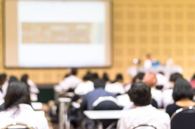 Konferansta okuyucu, eğitim semineri, okul dersi ya da girişimcilik konuşması veren konuşmacı, odanın arkasında seyircilerle ya da öğrencilerle yaptığı konferansta geçmişi bulanıklaştırıyor 