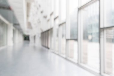Ofis binası ya da üniversite lobisinin arka planı bulanık okul koridoru koridoru boş koridor girişi, cam perde duvarı, zemin ve dış aydınlatma