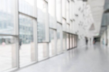 Ofis binası ya da üniversite lobisinin arka planı bulanık okul koridoru koridoru boş koridor girişi, cam perde duvarı, zemin ve dış aydınlatma