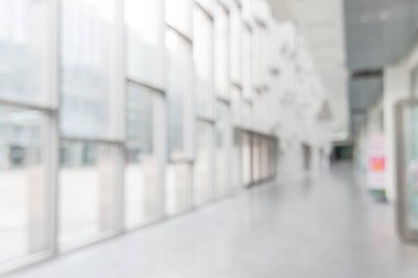 Ofis binası ya da üniversite lobisinin arka planı bulanık okul koridoru koridoru boş koridor girişi, cam perde duvarı, zemin ve dış aydınlatma