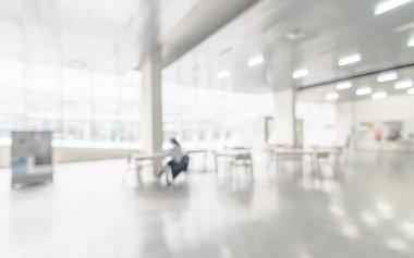 Ofis binası ya da üniversite lobisinin arka planı bulanık okul koridoru koridoru boş koridor girişi, cam perde duvarı, zemin ve dış aydınlatma