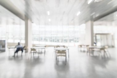 Ofis binası ya da üniversite lobisinin arka planı bulanık okul koridoru koridoru boş koridor girişi, cam perde duvarı, zemin ve dış aydınlatma