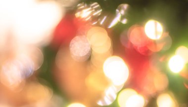 Noel arkaplanı bulanık, bulanık Xmas ağacı parti gece lambası süslemesi Noel tebrik kartı arkaplanı için sıcak kırmızı altın rengi ile süslenmiş.