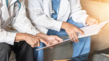 Doktor takım çalışması, cerrah, acil servis klinik ofisinde çalışan bir cerrahi ekibi hasta bakımı, teletıp tele-linik servisi, hasta bakımı ve teşhisi konuldu.