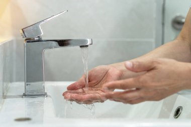 El yıkama, hijyen, dezenfeksiyon ve Coronavirüs veya virüs salgını sırasında Covid-19 'dan korunmak için musluk suyuyla temizlik. 