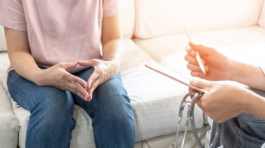 Menopoz, kadın yumurtalık veya rahim kanseri riskini jinekolojik kadın hasta hastalıkları ve klinikte sağlık kontrolü yapan bir doktora danışmanlık yaparak alır.