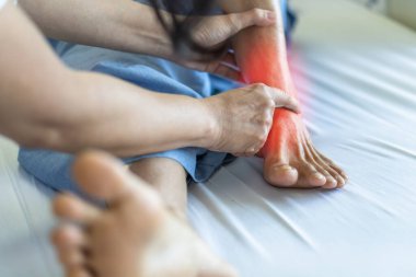 Dengesizlik, artrit, gut, tendonit, kırık, sinir sıkışması (tarsal tünel sendromu), enfeksiyon ve doktorla birlikte yaşlanan hastada bacak veya ayağın kötü yapısal hizalanması nedeniyle ayak bileği ağrısı