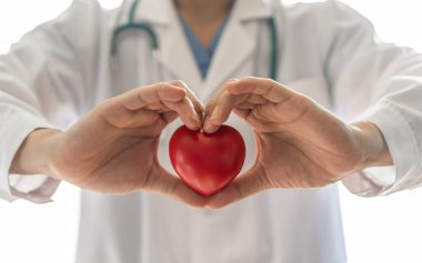 Kardiyovasküler hastalıklar doktoru ya da kardiyolog klinikte ya da hastane muayene odasında kalp krizi geçiriyor. Profesyonel CSR, kardiyoloji, sağlık hizmetleri ve dünya kalp sağlığı günü konsepti için.