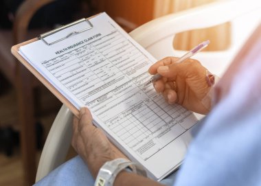 Sağlık sigortası başvuru formu ve hasta için sağlık sigortası başvurusu ve tıbbi tedavi, hastalık, kaza yaralanması ve hastane koğuşuna yatırılma