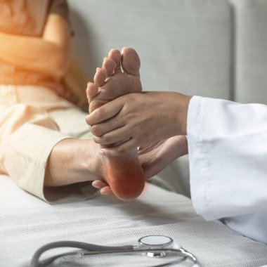 Tendonu ağrıyan tendon, iltihap ya da ayak ve ayak parmağındaki bağ dokusu düzensizliği üzerine ortopedik doktorla tıbbi muayenesi olan bir kadının ayak bileğinde ayak ağrısı ya da topuk ağrısı hastalığı.