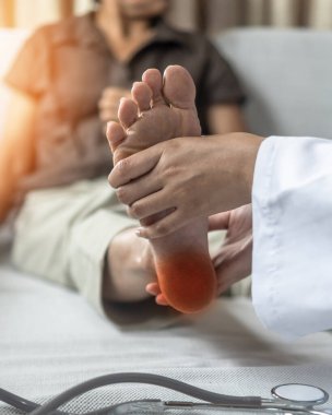 Tendonu ağrıyan tendon, iltihap ya da ayak ve ayak parmağındaki bağ dokusu düzensizliği üzerine ortopedik doktorla tıbbi muayenesi olan bir kadının ayak bileğinde ayak ağrısı ya da topuk ağrısı hastalığı.