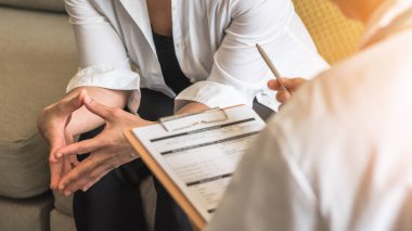 Kadın hasta doktor ya da psikiyatrist danışmanlığı ve kadın doğum kontrolü - jinekolojik kadın hastalığı, ya da sağlık ocağında ya da hastane sağlık hizmetleri merkezinde akıl sağlığı