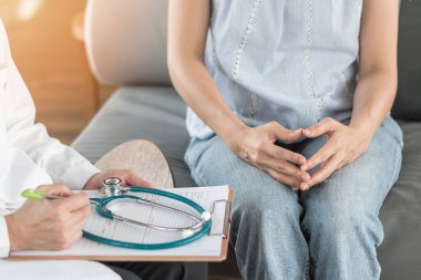 Doktor ya da psikiyatrist danışmanlık ve kadın doğum uzmanı - jinekolojik kadın hastalığı ya da klinikte ya da hastane sağlık hizmetlerinde akıl sağlığı