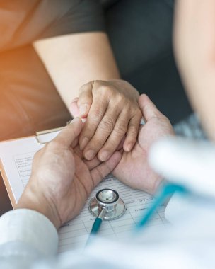 Geriatrik doktor (geriatri uzmanı) yaşlı yetişkin bir hastaya (yaşlı kişi) tıbbi klinik ofisinde veya hastane muayene odasında yaşlanma ve ruhsal sağlık hizmetleri konusunda danışmanlık ve tanı muayenesi