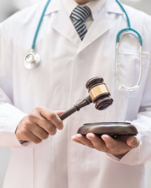 Adli tıp hukuki soruşturması ya da tıbbi uygulama. Hakim tokmağın elinde olduğu yanlış tedavi adalet kavramı. 