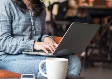 Sosyal medya iletişimi için kahve dükkanında internet teknolojisi üzerinde çalışan dijital yaşam tarzı blogcusu (blog yazarı) veya iş kadını kullanıcısı 