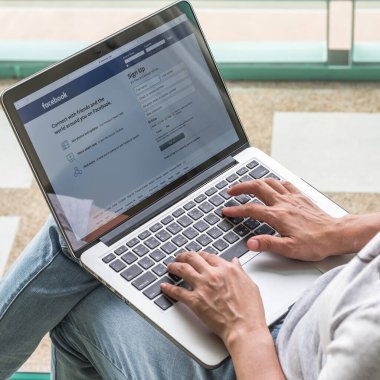 BANGKOK, THAILAND-NOVEMBER 16, 2016: Kullanıcı imzalı veya kayıt ekranına giriş yapan Facebook sosyal ağı.