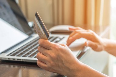Çevrimiçi alışveriş için akıllı dijital iletişim yoluyla kredi kartı ödemesi yapan tüketici alıcılarıyla internet e-ödeme bankacılık hizmeti