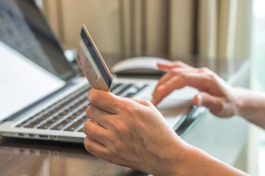 Çevrimiçi alışveriş için akıllı dijital iletişim yoluyla kredi kartı ödemesi yapan tüketici alıcılarıyla internet e-ödeme bankacılık hizmeti