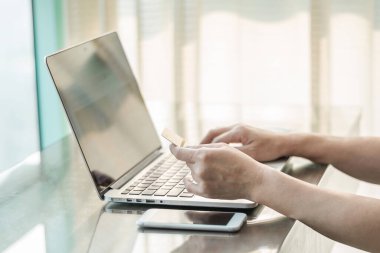 Kredi kartını kullanarak internet bankacılığı iletişim hizmeti üzerinden ödeme yapan tüketici alıcısı  