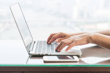 İnternet iletişim teknolojisi üzerinde çalışan akıllı aygıt kullanan dijital yaşam tarzı yazarı veya iş adamı