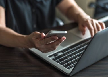 İnternet iletişim teknolojisi üzerinde çalışan akıllı aygıt kullanan dijital yaşam tarzı yazarı veya iş adamı 