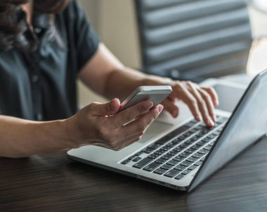 İnternet iletişim teknolojisi üzerinde çalışan akıllı aygıt kullanan dijital yaşam tarzı yazarı veya iş adamı 
